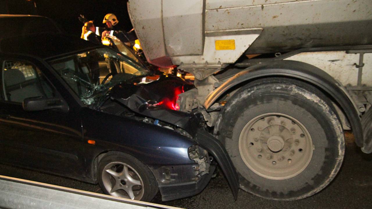Man botst tegen vrachtwagen op A67 (foto: Harrie Grijseels/SQ Vision)