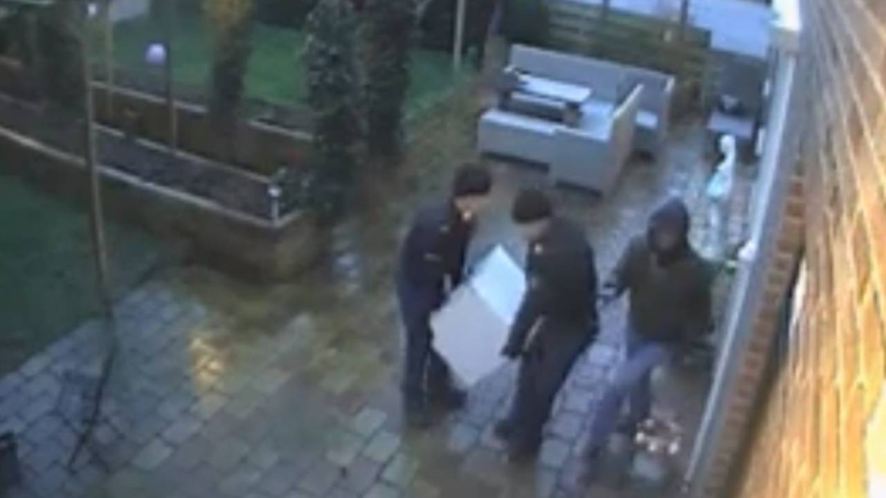 De overvaller namen een kluis mee (bron: Facebook)