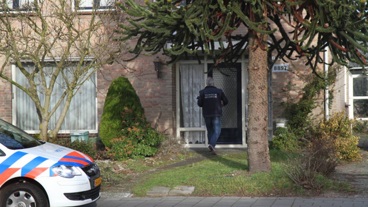 Politie bij woning waar steekpartij plaatsvond (Foto SQ Vision/ Marco van den Bfroek)