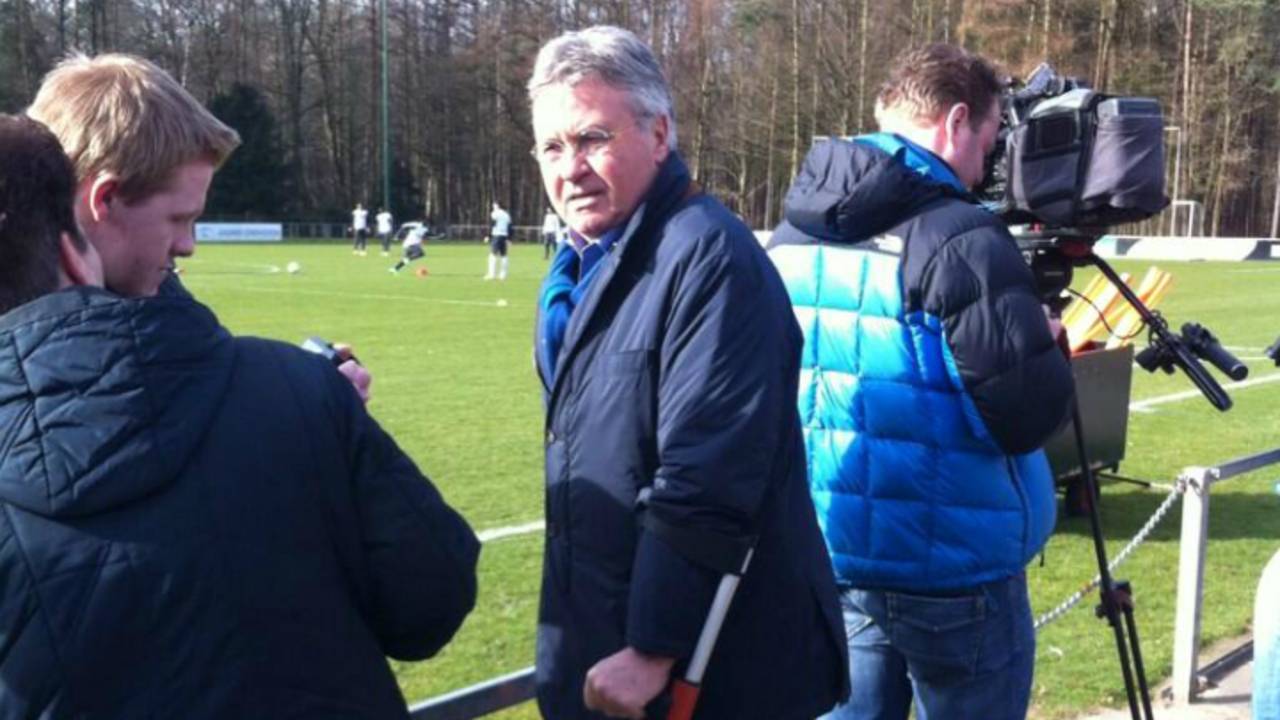 Hiddink maandagmorgen bij training PSV (Foto: Paul Post)