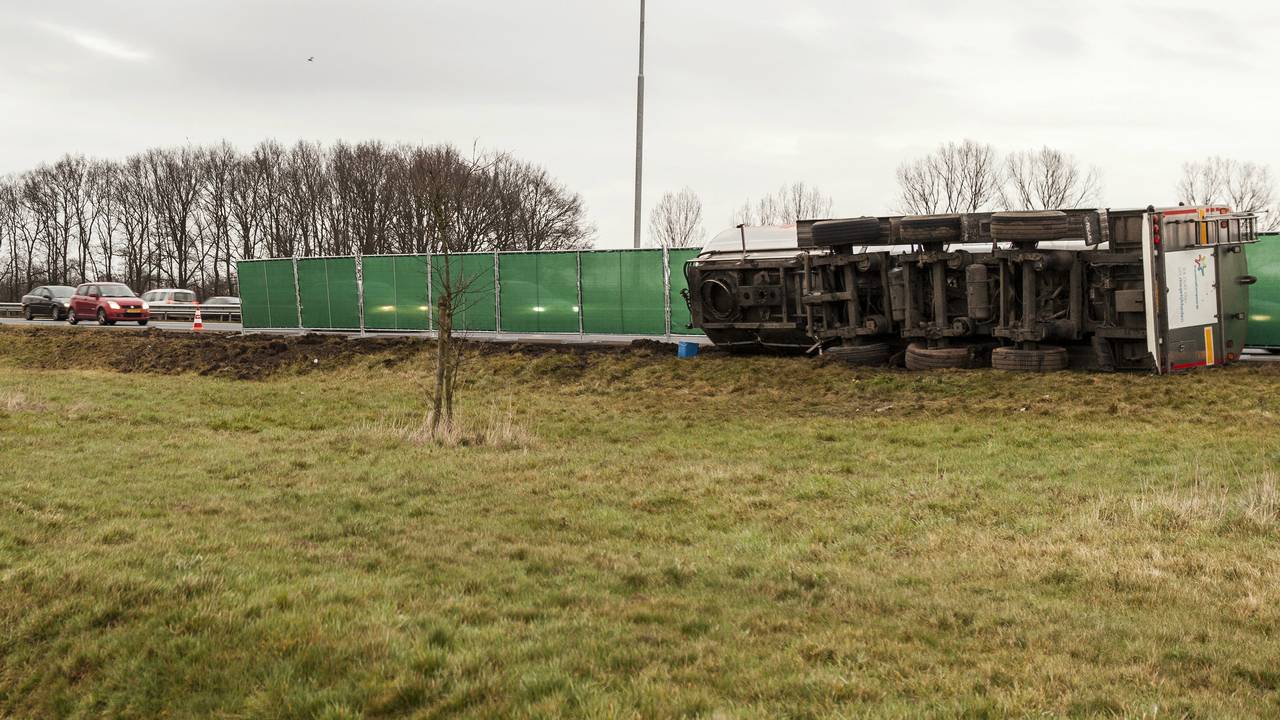 Files door gekantelde tankwagen (foto: Saska Kusters/SK Media)