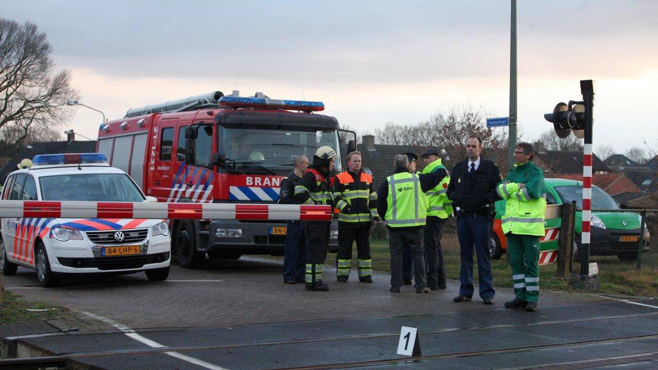 Fietser komt onder trein in Nuland