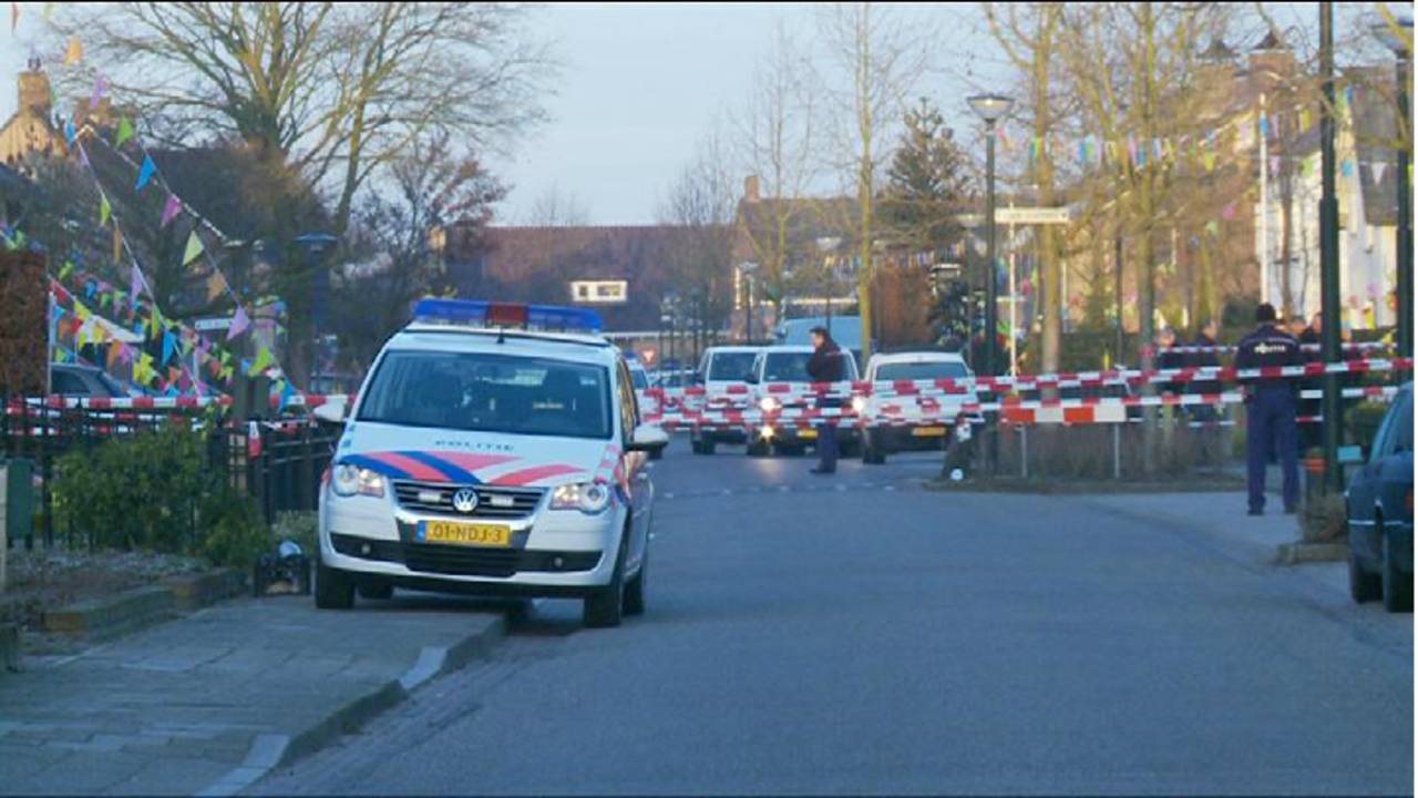 De politie in de Beatrixlaan in Boekel.