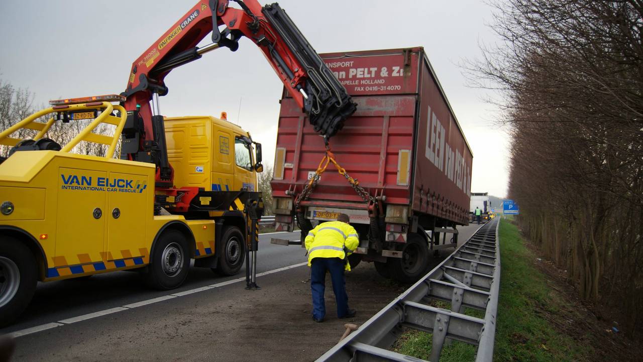 Vrachtwagen verliest oplegger. (foto: Martijn van Bijnen FPMB)