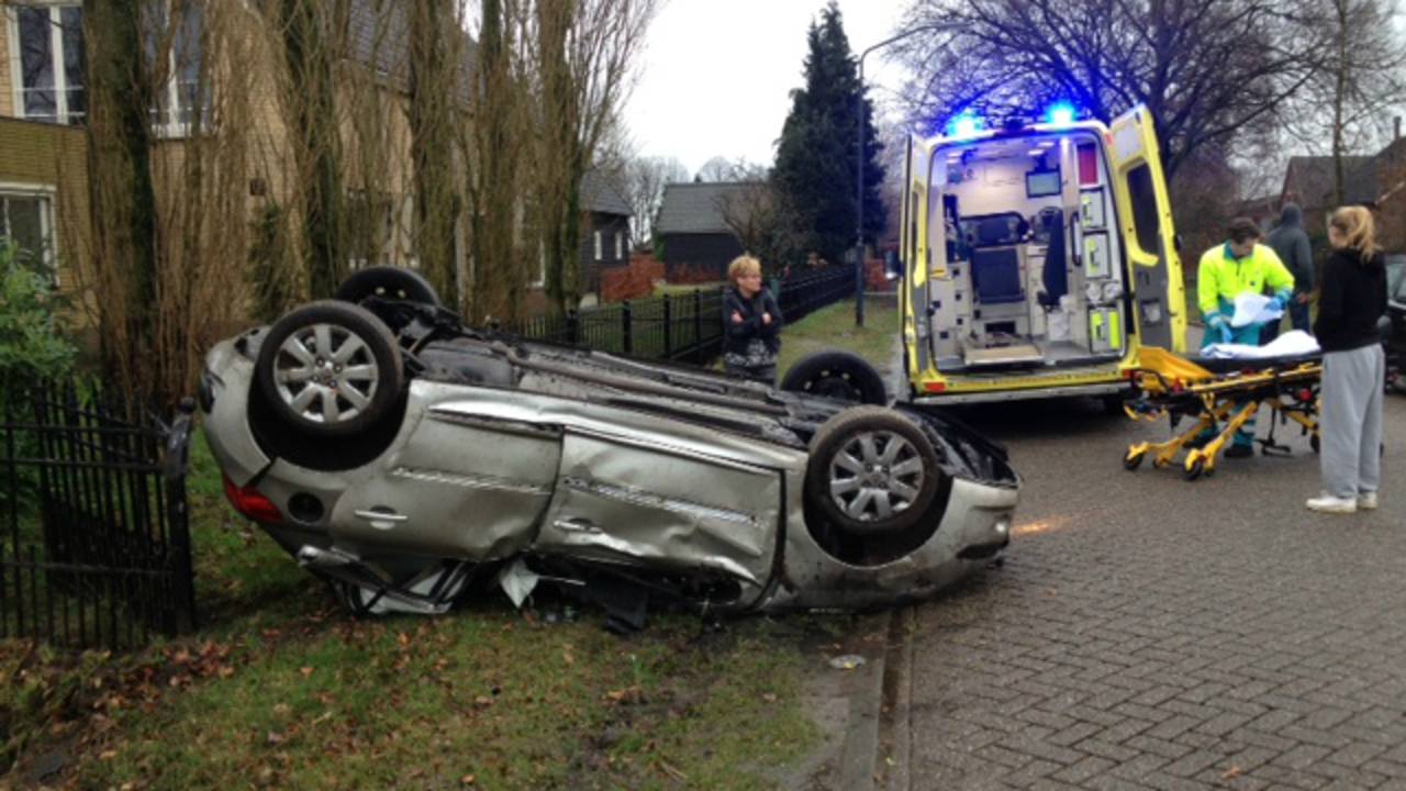 Auto over de kop in Dorst. (foto: Jeroen Stuve/Stuve Fotografie)
