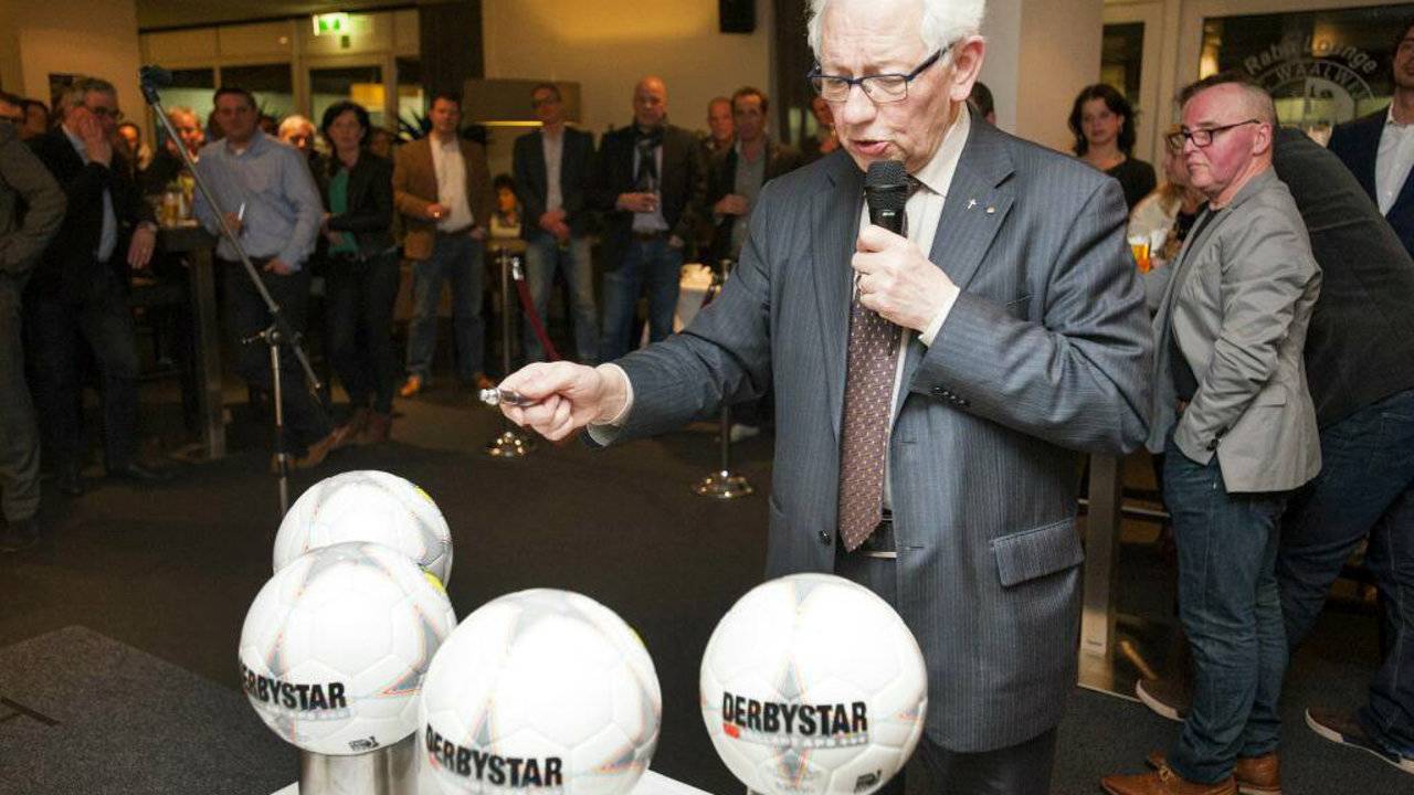 Pastoor Martin van Zutphen zegent de wedstrijdballen in