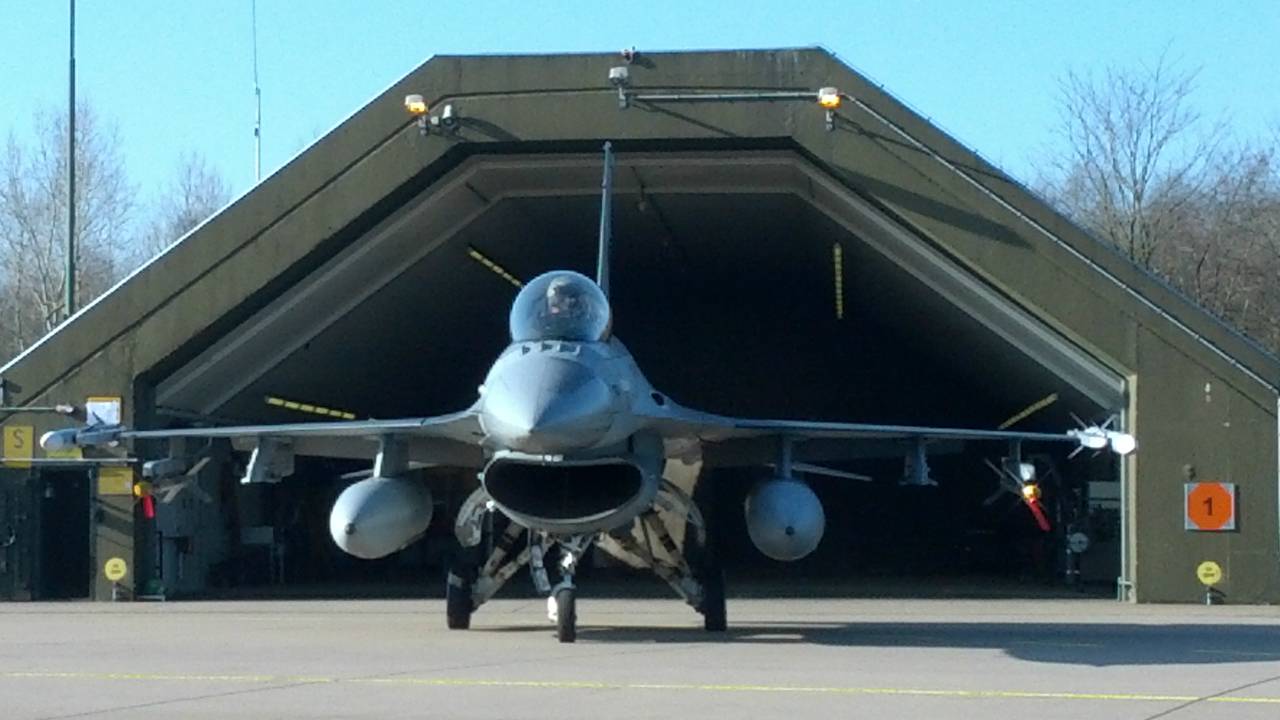 Komt er wel of geen F16 op de rotonde in Volkel?