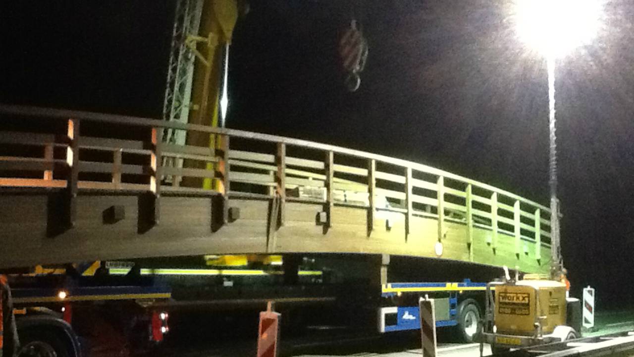 De brug wordt op zijn plek gehangen (Foto: Johan Wintermans)