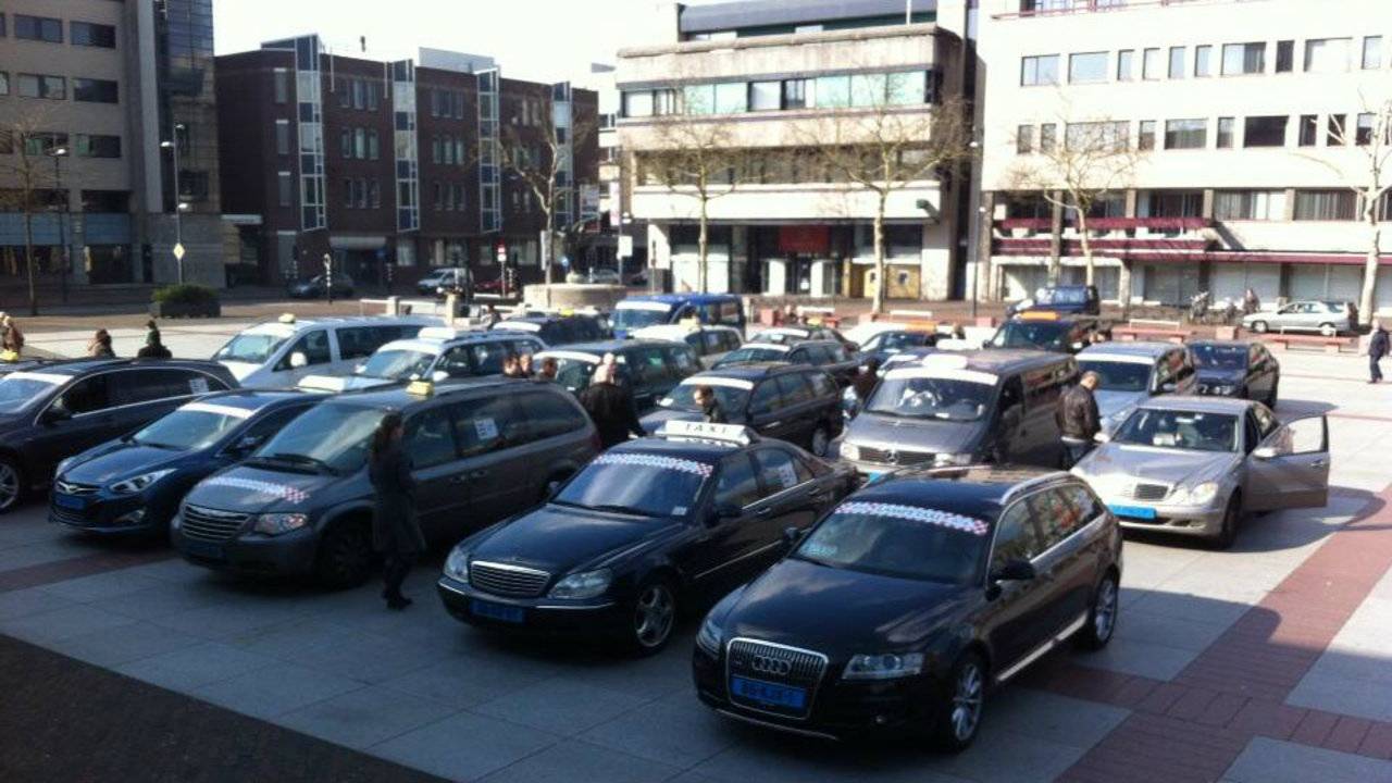 De taxichauffeurs op het Stadhuisplein (Foto: Alice van der Plas)