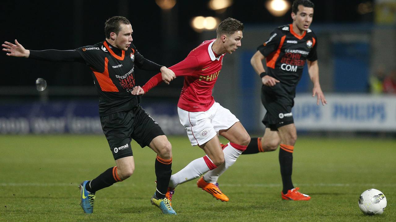 Ricardo Ippel (L, Willem II) probeert Peter van Ooijen (Jong PSV) van de bal af te houden