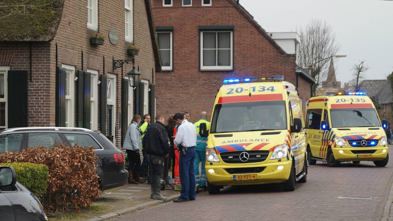 Ambulances verzamelen zich bij het huis. (Foto: Martijn van Bijnen/FPMB)