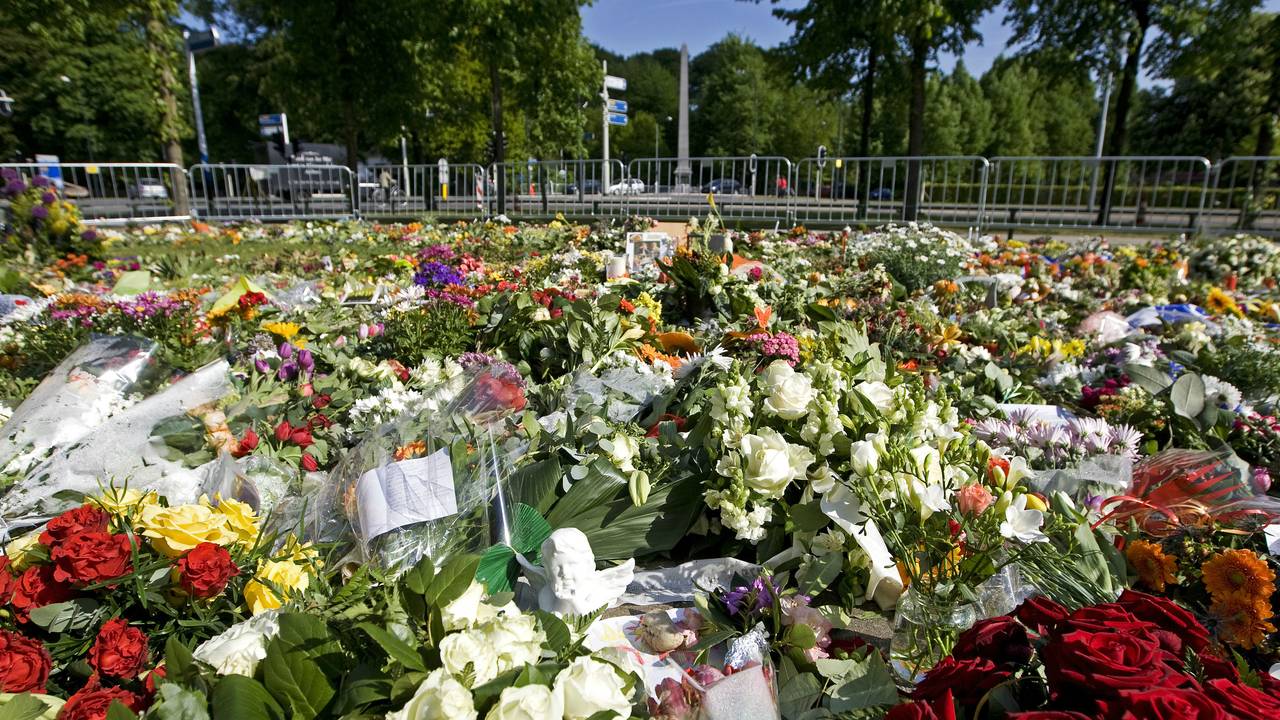 Bloemenzee bij De Naald na de aanslag op Koninginnedag 2009. (Foto: ANP)