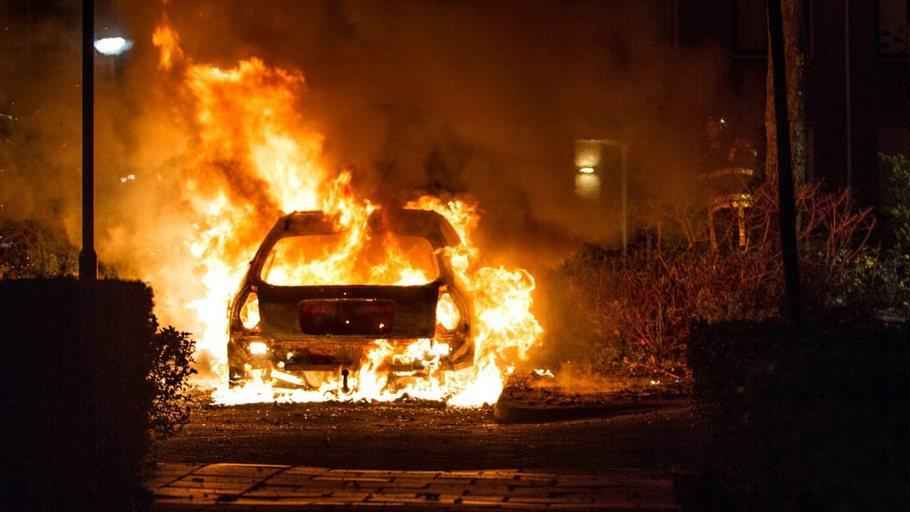 Auto uitgebrand in Etten-Leur (Foto: Alexander Vingerhoeds / Obscura Foto)