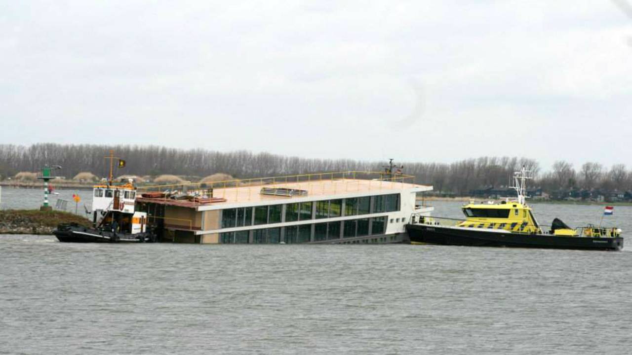 Schip gezonken bij Willemstad (foto: RTVM Moerdijk)