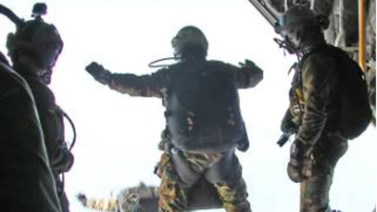 Een sprong vanaf recordhoogte (foto: Defensie)