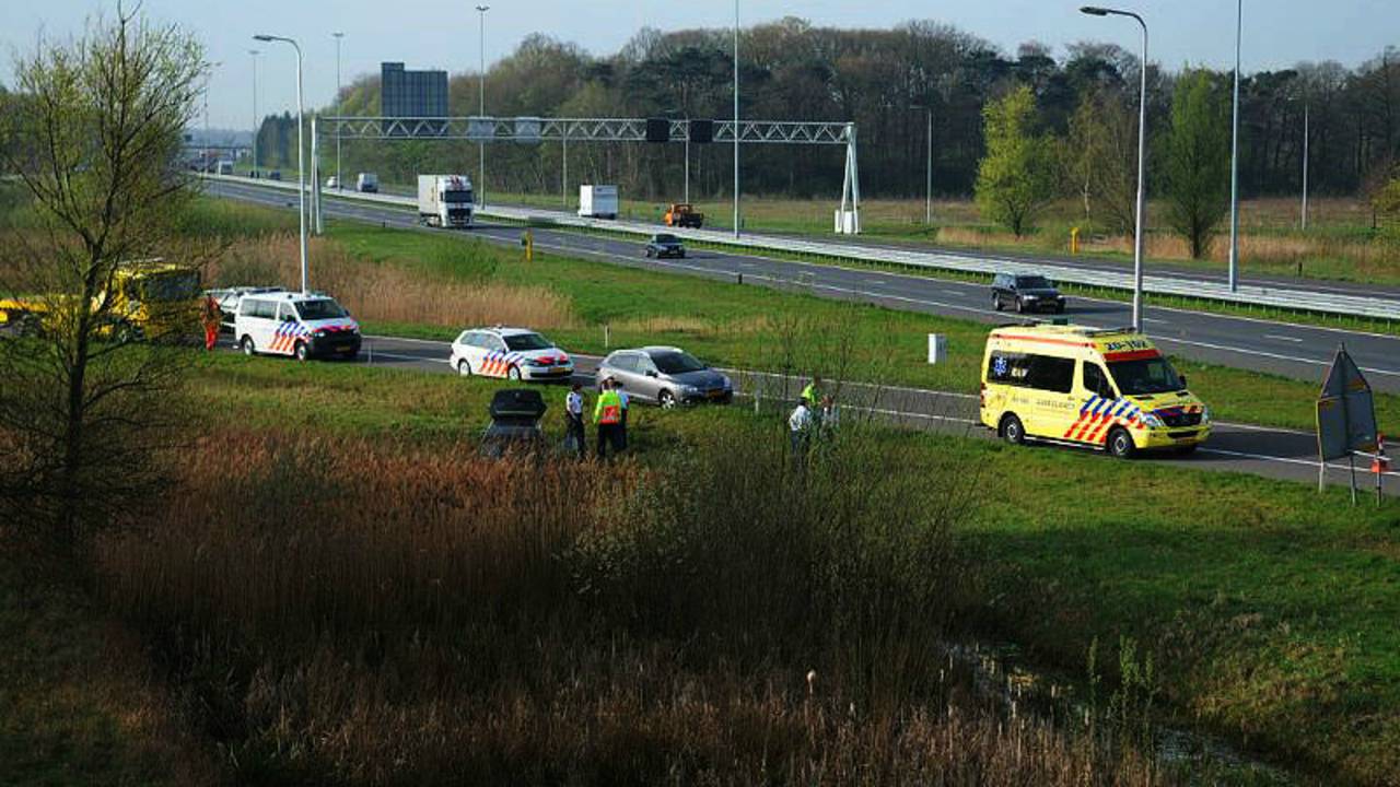 Auto in sloot langs A27. (foto: Tom van der Put/SQ Vision Mediaprodukties)
