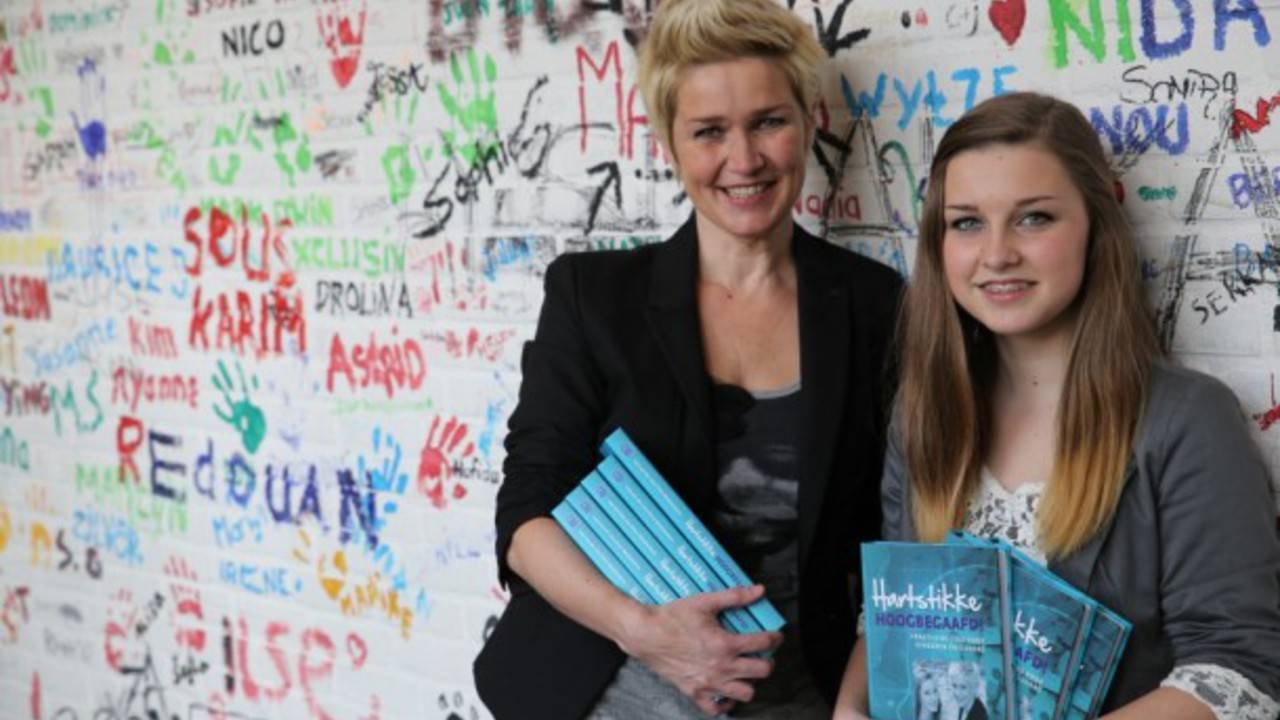 Loes van der List (rechts) en haar moeder met hun boek. (Foto: René Lous)