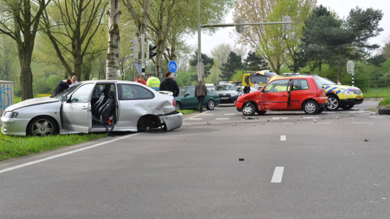 Eén gewonde na auto-ongeluk Breda (foto: Perry Roovers / SQ Vision)