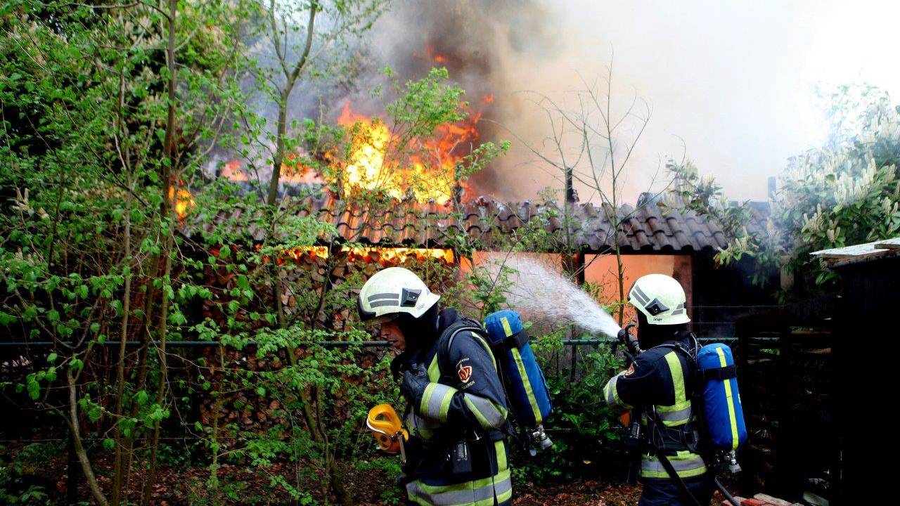 De brandweer kreeg het vuur in Haaren onder controle. (Foto: Bart Meesters/Meester Multi Media)