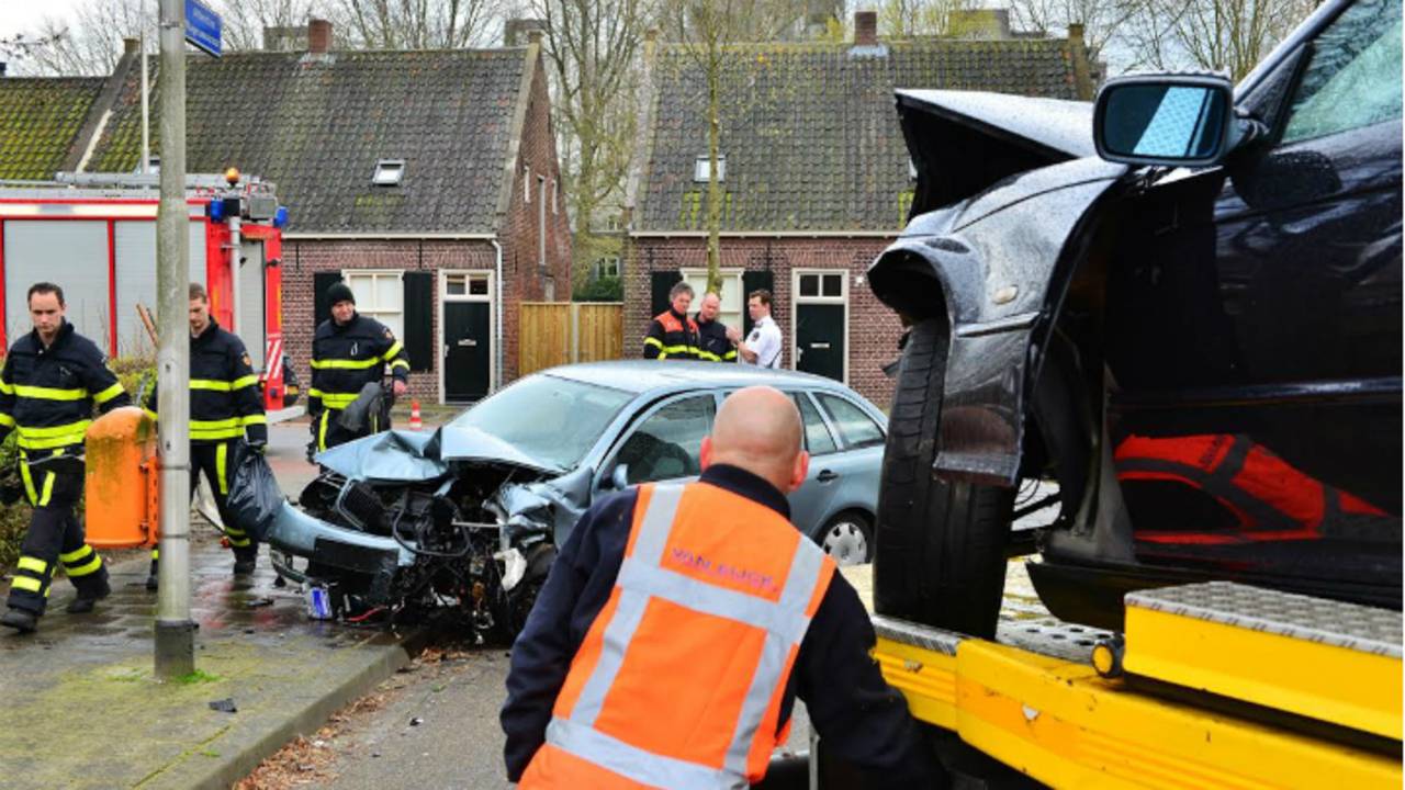 De botsing zorgde voor een ravage. (Foto: Jules Vorselaars/JV Media)