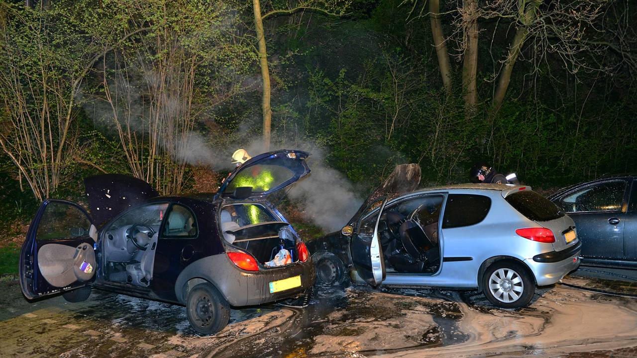 Twee auto's uitgebrand (foto: Jules Vorselaars/JV Media)