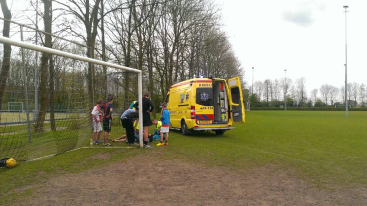 Jongen gewond op voetbalveld Raamsdonksveer. (foto: Kay Overwater/Stuve Fotografie)