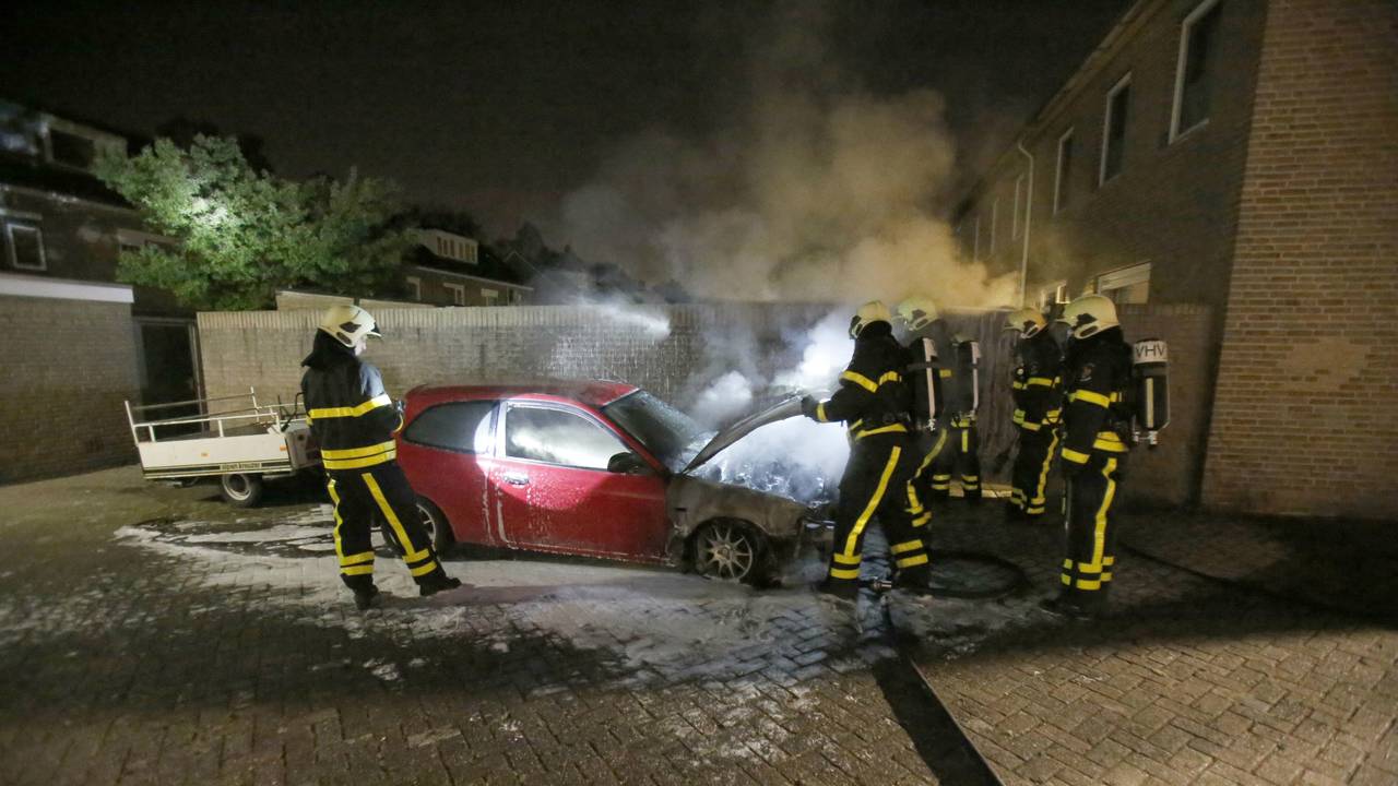 De auto brandde volledig uit (Foto: Hans van Hamersveld/SQ Vision)