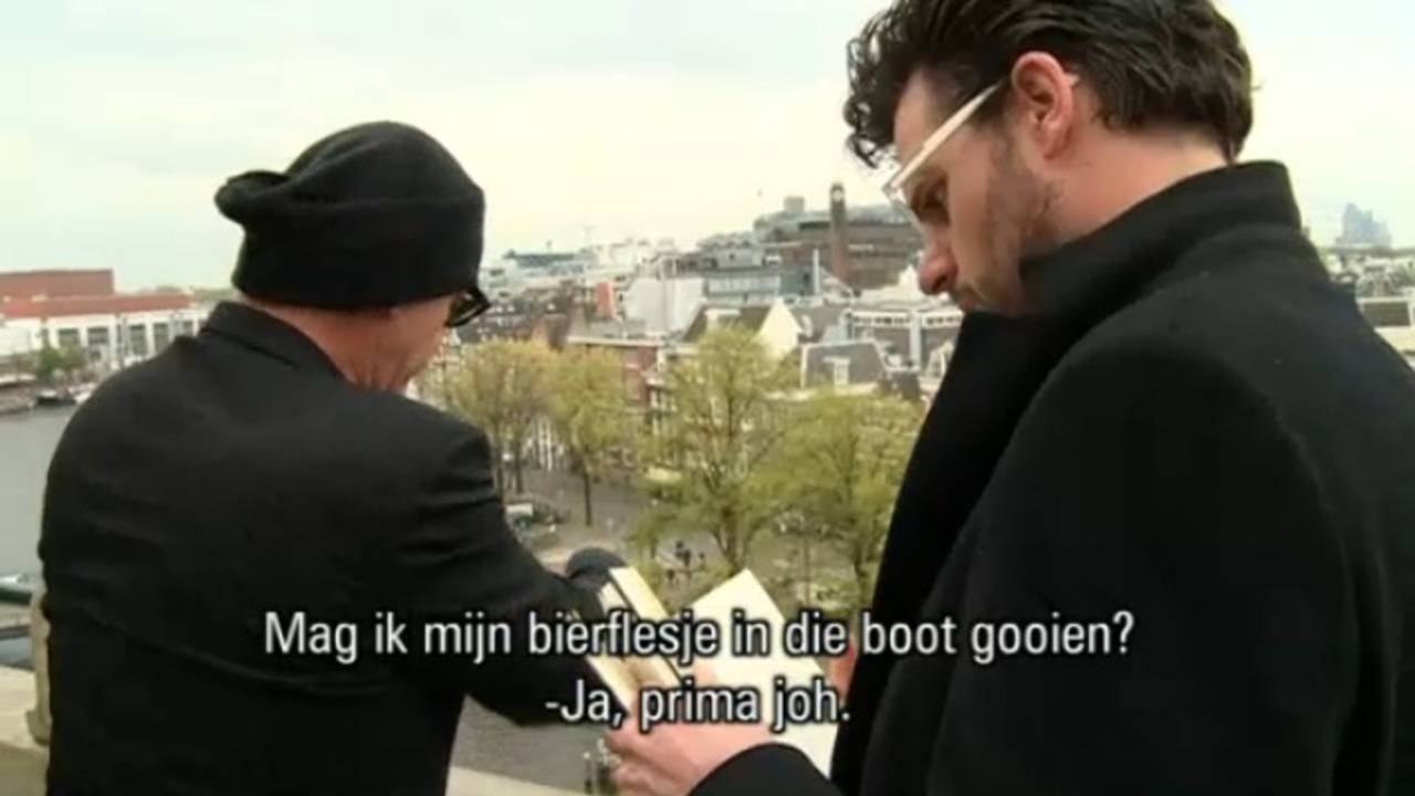 Jakhals Erik bekogelde de boot met een bierflesje (Foto: YouTube)