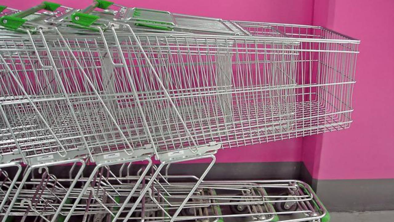 Hoogbejaarde krijgt boodschappenkar in tuin