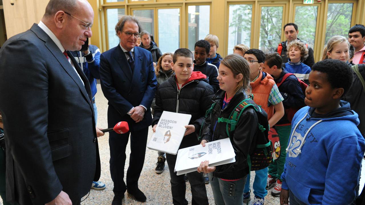 De petitie overhandigd aan Teeven (foto: Henk van Esch)