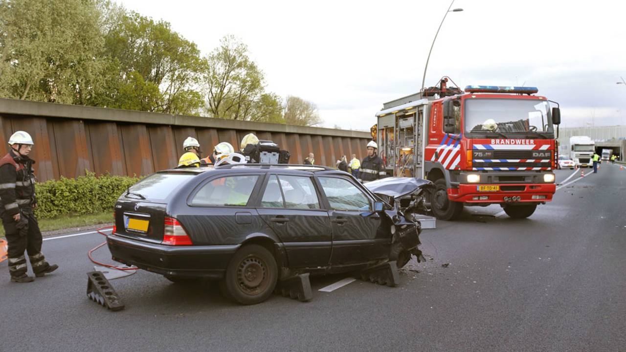 Man botst tegen geluidswand op N2 (foto: Hans van Hamersveld/SQ Vision)
