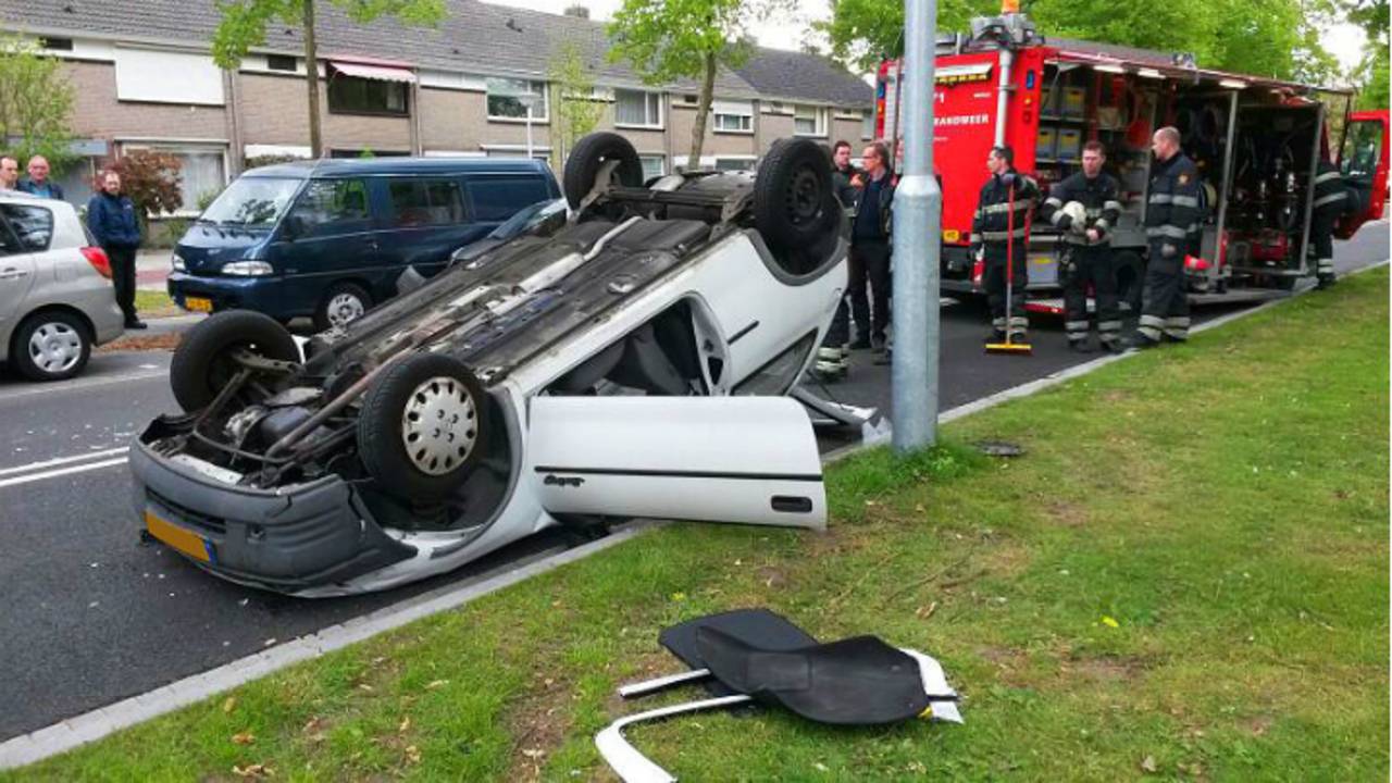 De auto werd aangereden door een andere auto. (Foto: Arno van der Linden/SQ Vision)
