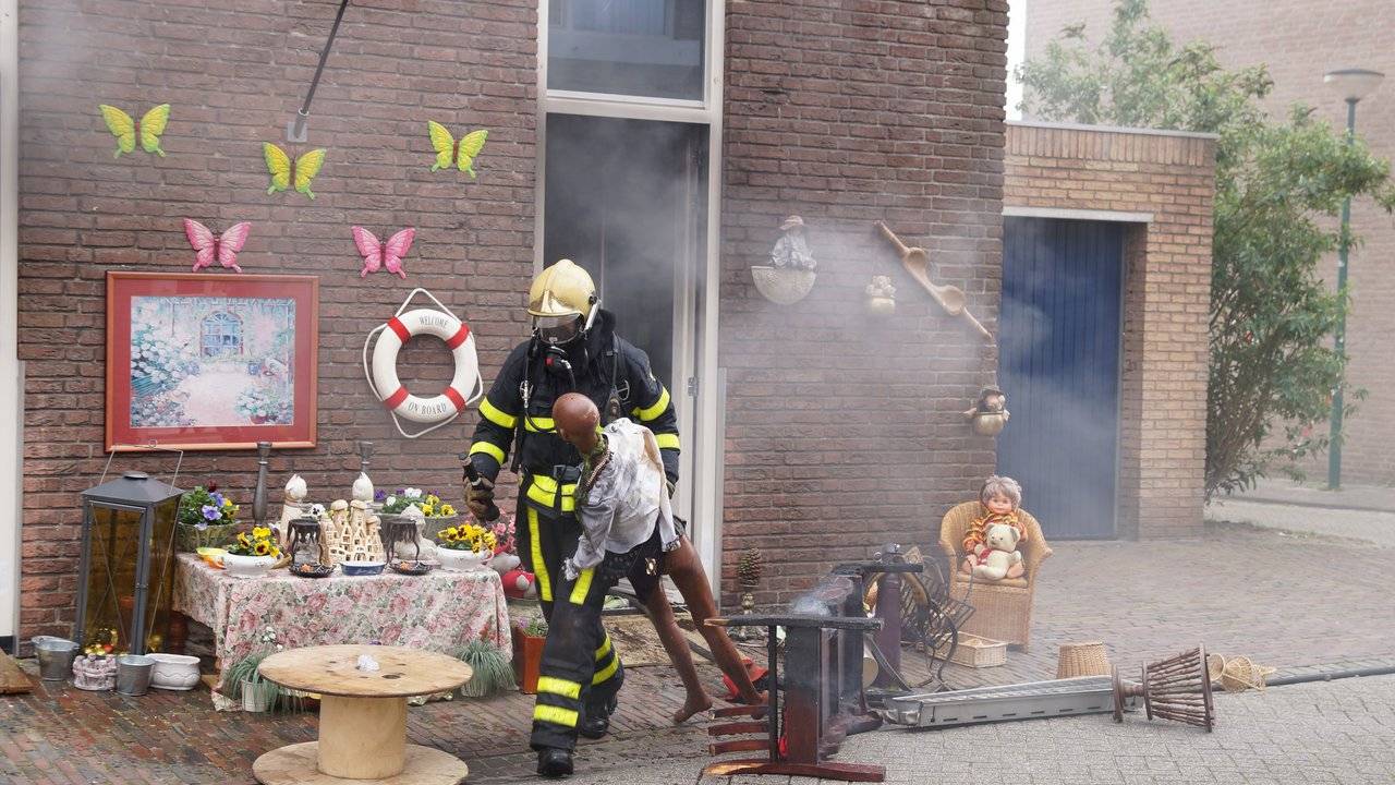 De brandweer kon een deel van de inboedel redden. (Foto: Martijn van Bijnen FPMB)