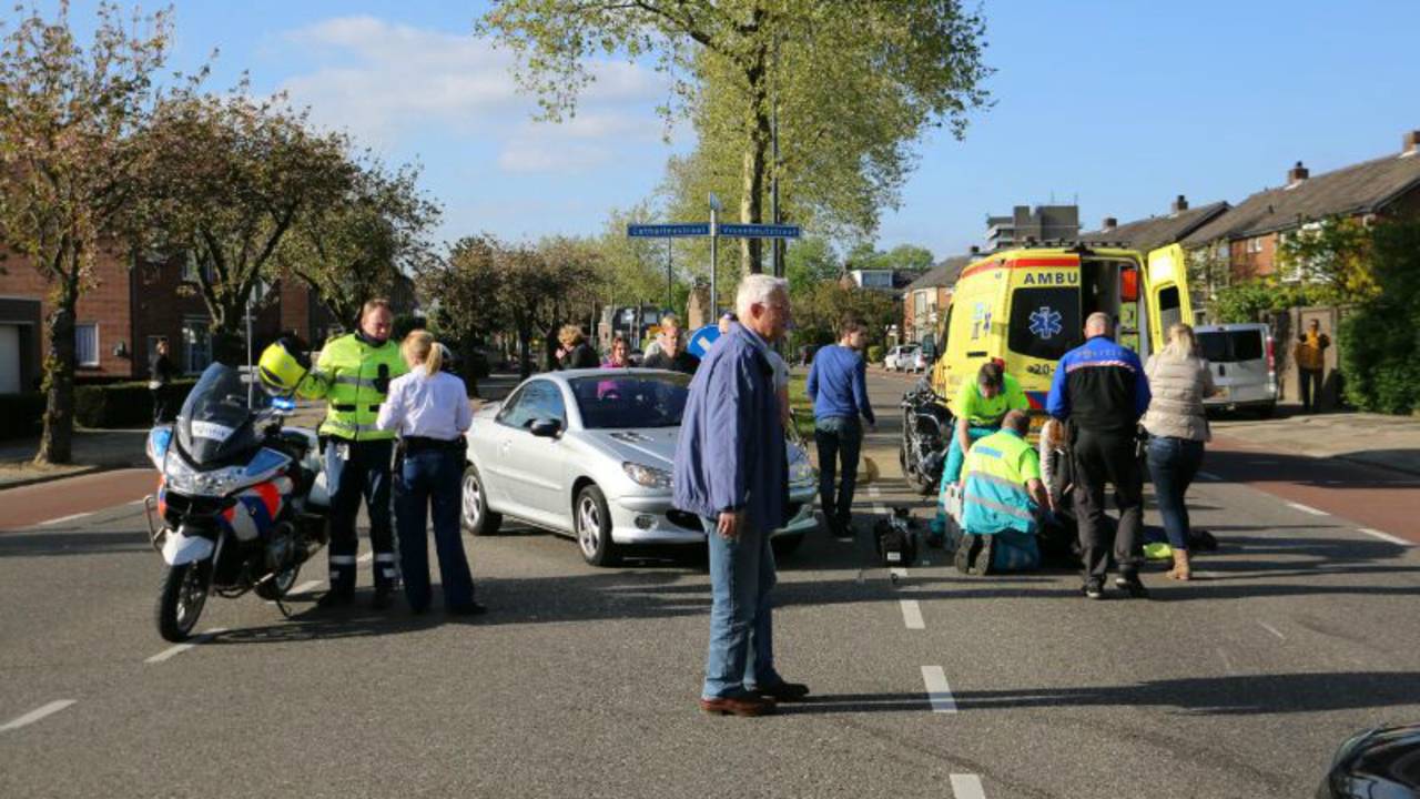 Motorrijder gewond bij ongeval. (Foto: Mathijs Bertens / Stuvefotografie)