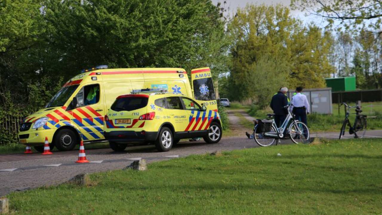 Fietser aangereden in Oosteind. (foto: Mathijs Bertens/Stuve Fotografie)
