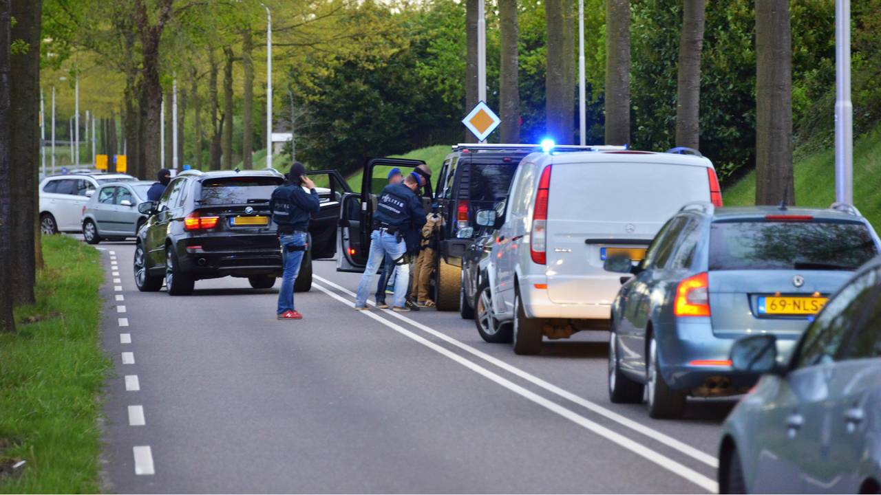 Het arrestatieteam pakte twee mannen op (Foto: Jules Vorselaars / JV Media)