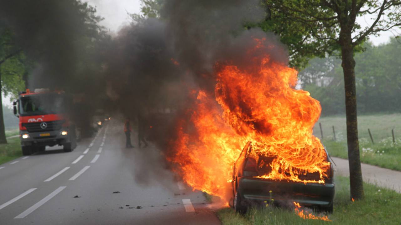 Vlammen slaan uit de auto (Foto: Marco van den Broek / SQ Vision)