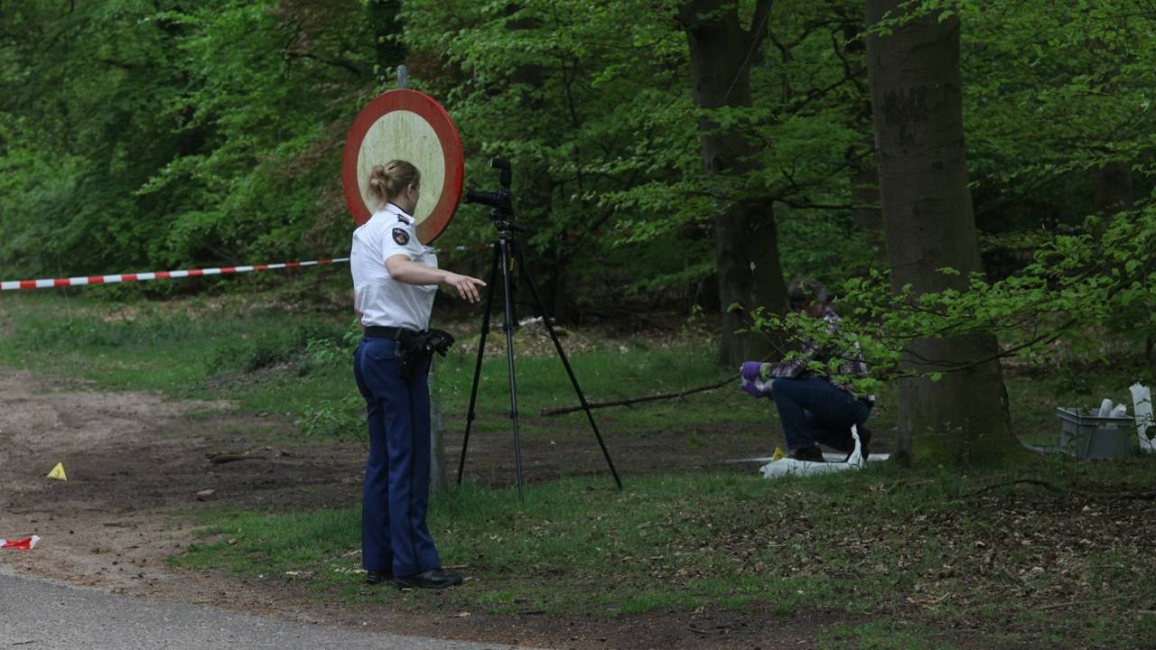 De politie doet onderzoek in de buurt van de golfclub. (foto: Jeroen Stuve/Stuve Fotografie)