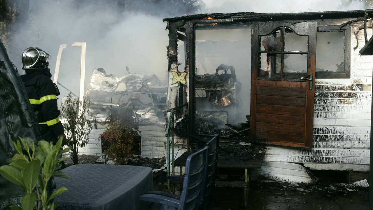 Stacaravan afgebrand in Rucphen. (foto: Alexander Vingerhoeds/Obscura Foto)