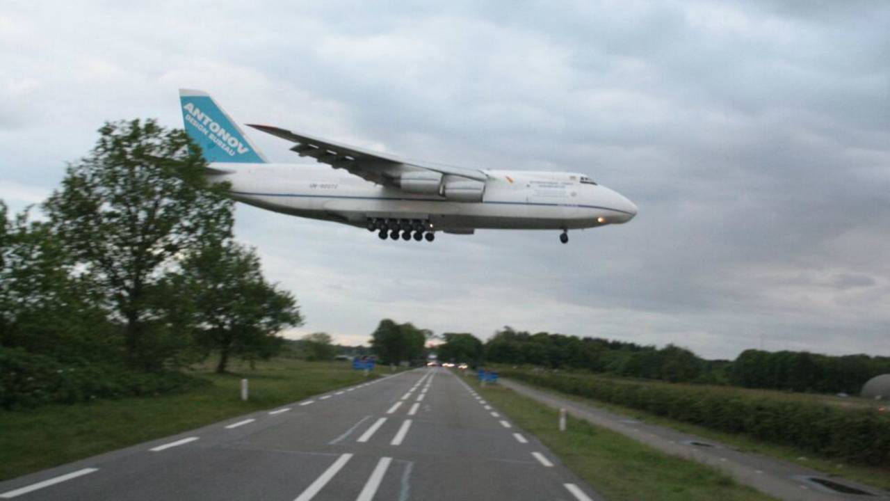 Apaches worden in de Antonov geladen