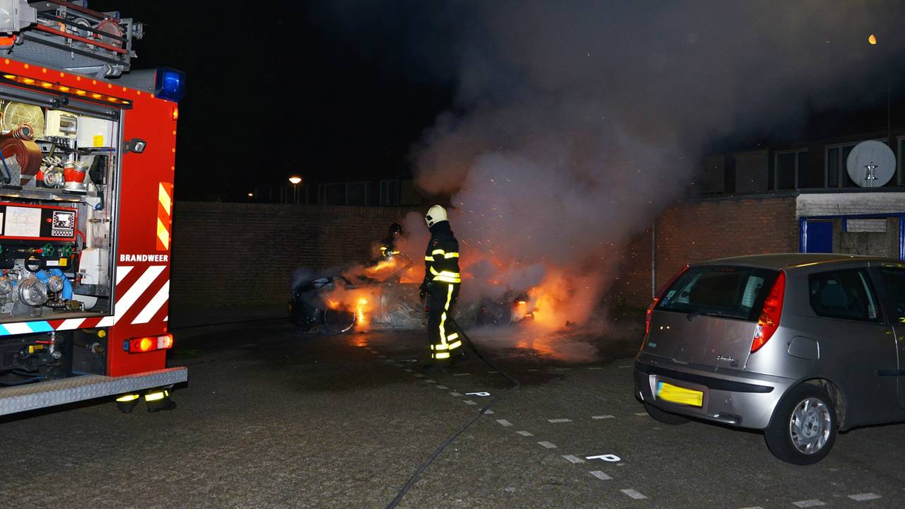 Dure BMW brandt uit in Tilburg (foto: Jules Vorselaars/JV Media)