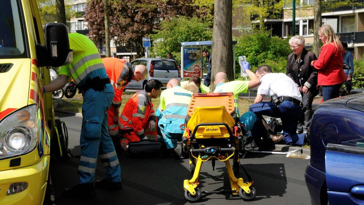 Fietser zwaargewond bij ongeluk in Oss (Foto: Maickel Keijzers / Meesters Multi Media)