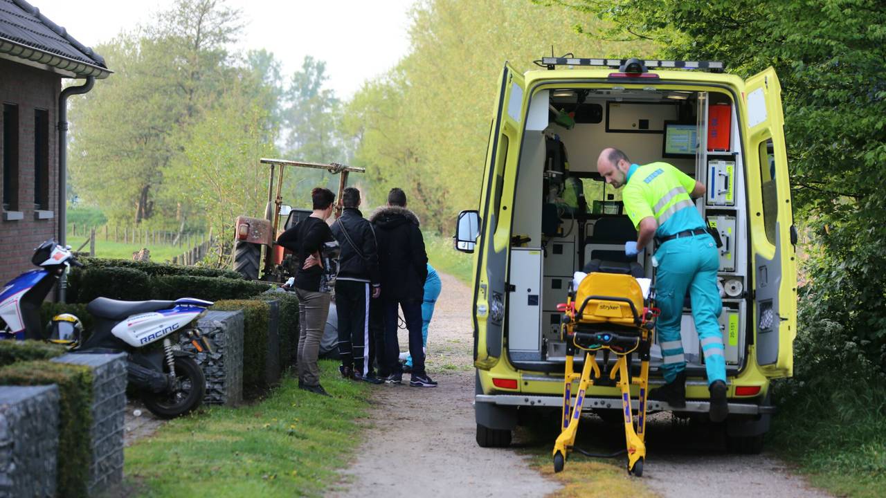 Man zaagt in voet met kettingzaag. (foto FPMB Erik Haverhals)