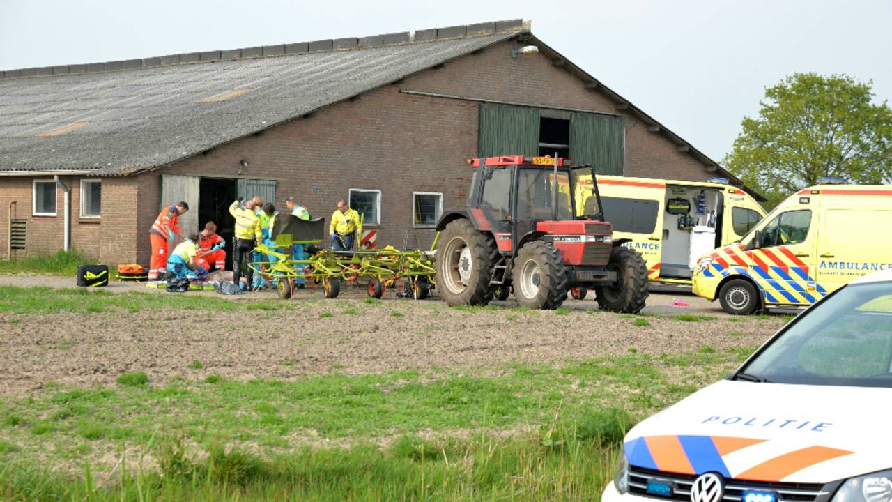 Man met been bekneld in hooischudder. (foto: Toby de Kort)