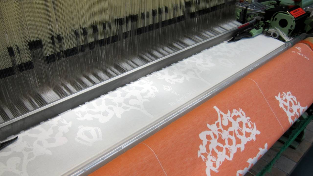 De Koningsdamast die wordt overhandigd (Foto: Textielmuseum Tilburg)