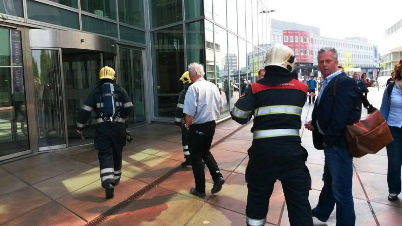 Beelden ontruiming Kennedytoren in Eindhoven na brandmelding