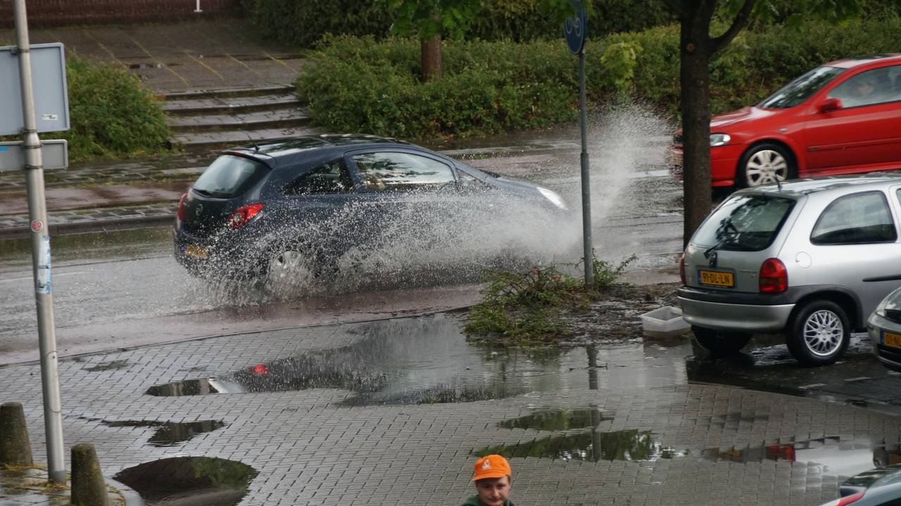 Wateroverlast in Roosendaal. (foto: Hans Vermunt)