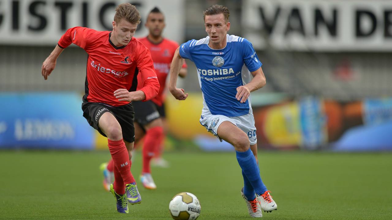 Moreno Rutten (r.) is Helmond Sport-verdediger Luckermans te snel af (Foto: VI-images)