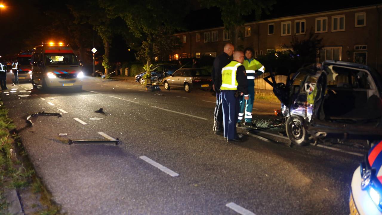 Man uit auto geslingerd Waalwijk (foto: Erik Haverhals/FPMB)