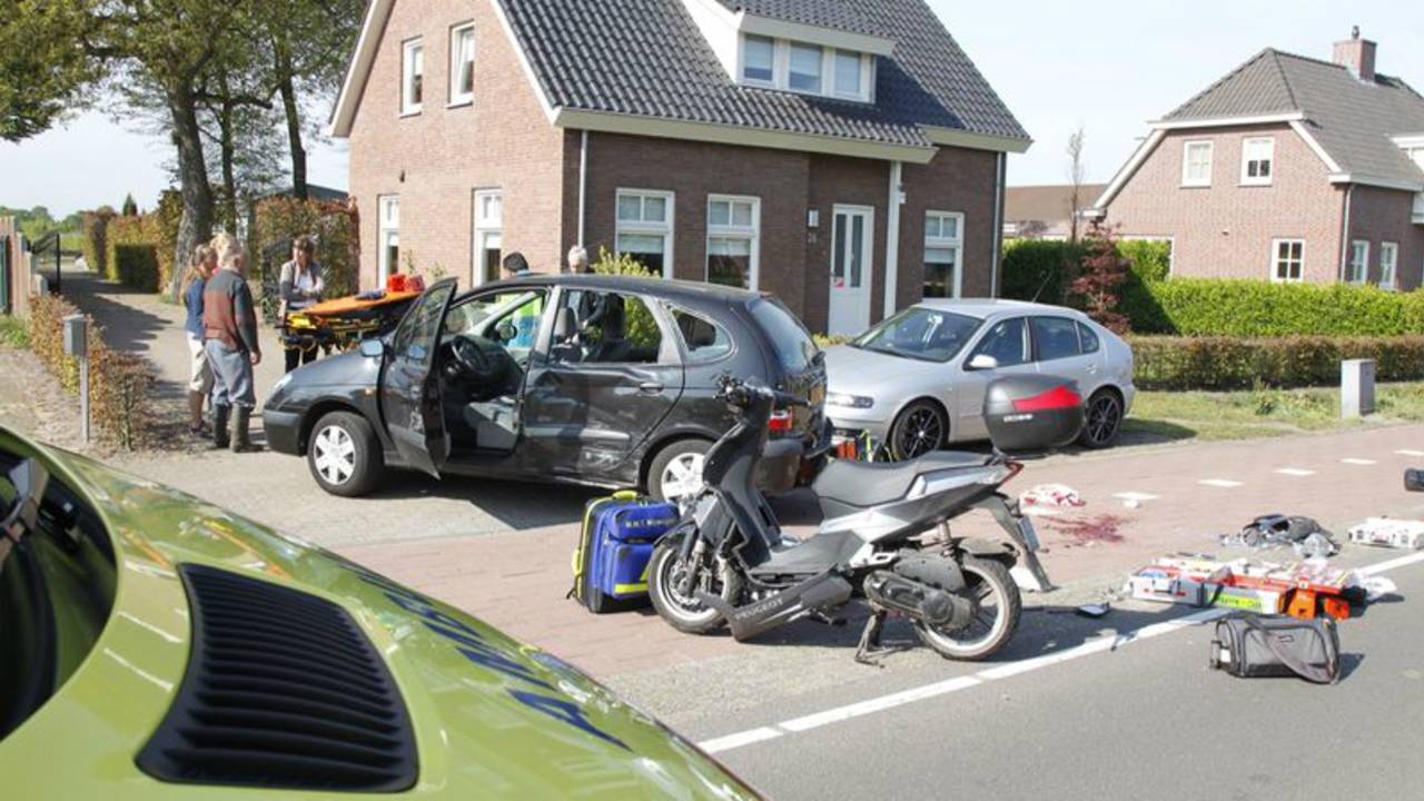 Scooterrijder Dongen zwaargewond (foto: Marcel van Dorst/SQ Vision)